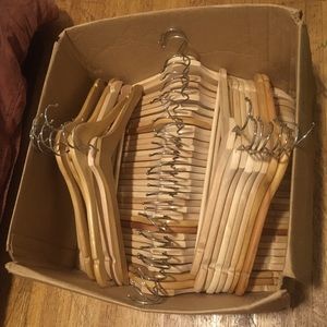 50 wooden hangers